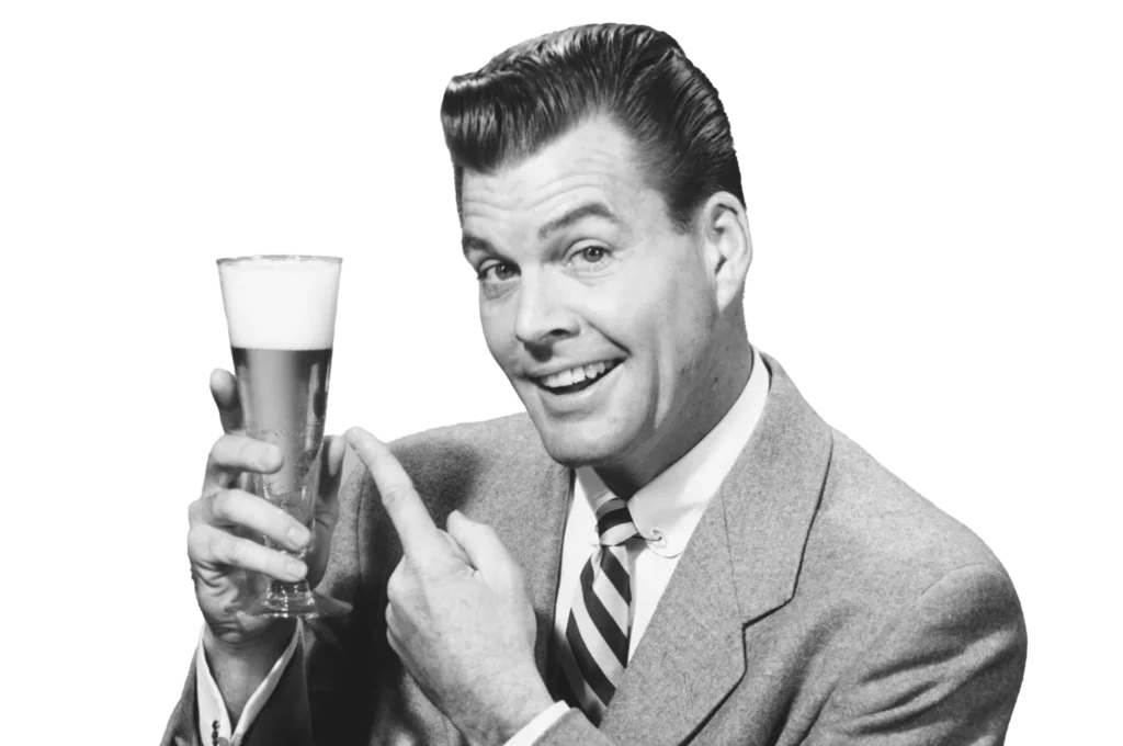 Lächelnder Mann im Anzug hält ein Bier in der Hand, Stil der Mitte des Jahrhunderts.