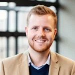 Lächelnder Mann im hellbraunen Blazer, Kopfschuss