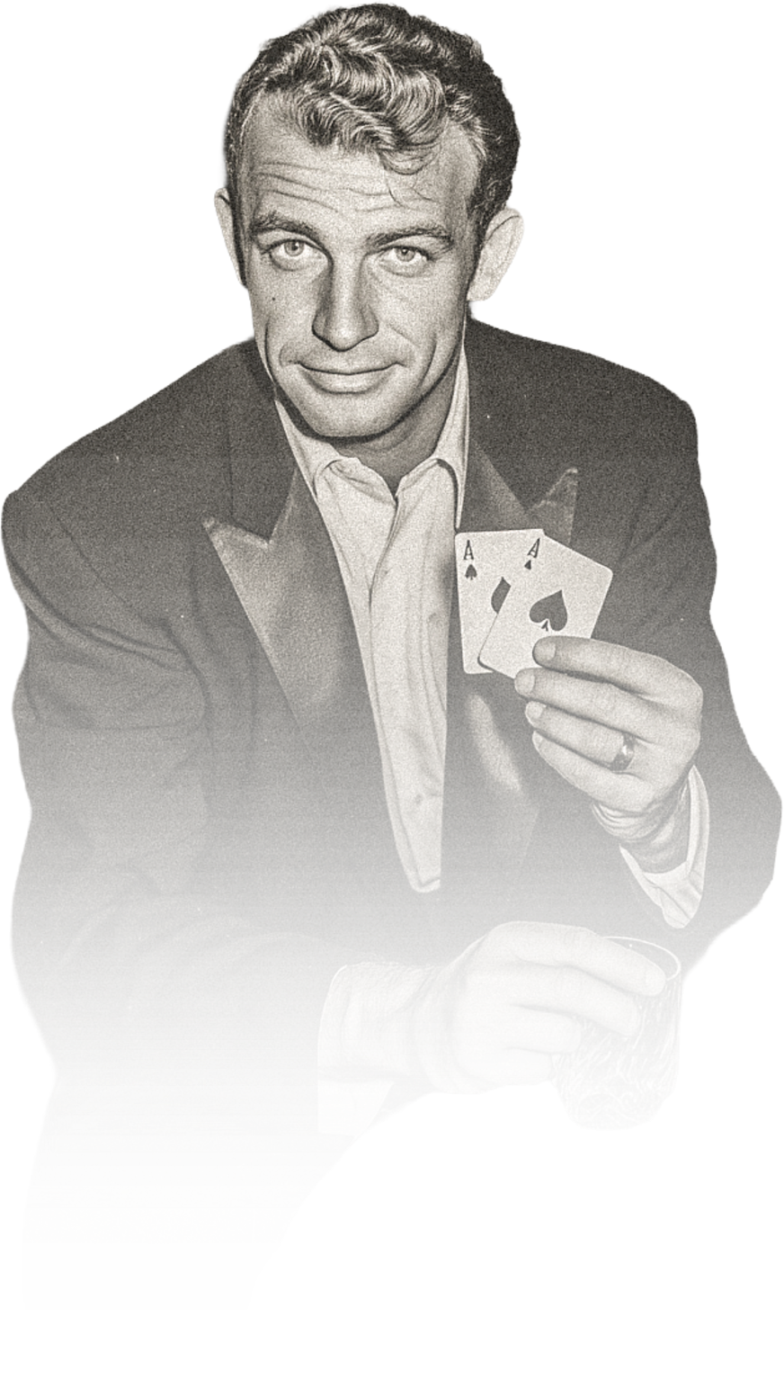 Schwarz-weiß-Foto eines Mannes mit Pokerkarten und einem Glas in der Hand