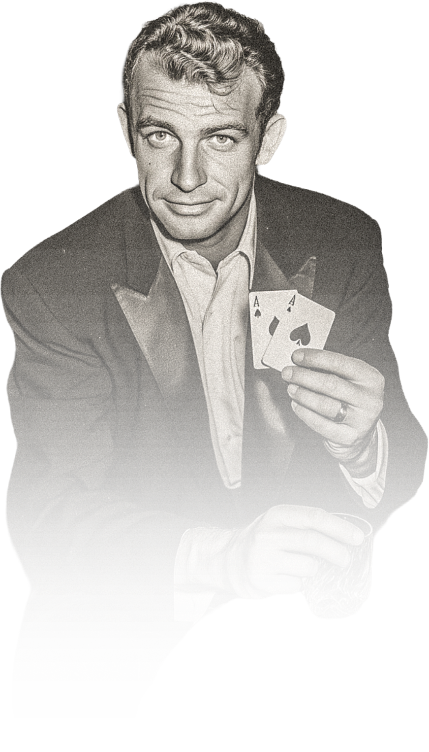Schwarz-weiß-Foto eines Mannes mit Pokerkarten und einem Glas in der Hand